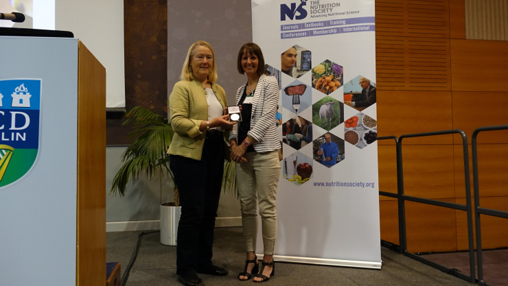 Dr Charlotte Evans receives the Medal from past President, Professor Catherine Geissler